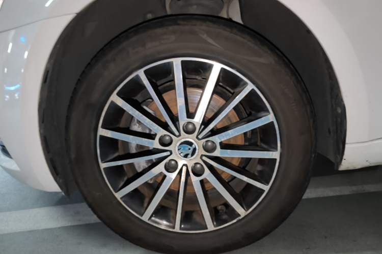 Used Skoda Octavia 2018 TSI230 DSG Luxury Edition Left Front Wheel Hub