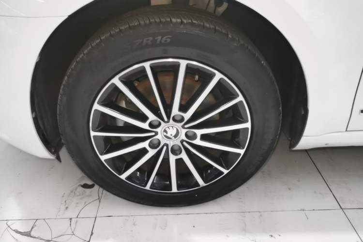Used Skoda Octavia 2018 TSI230 DSG Luxury Edition Left Front Wheel Hub