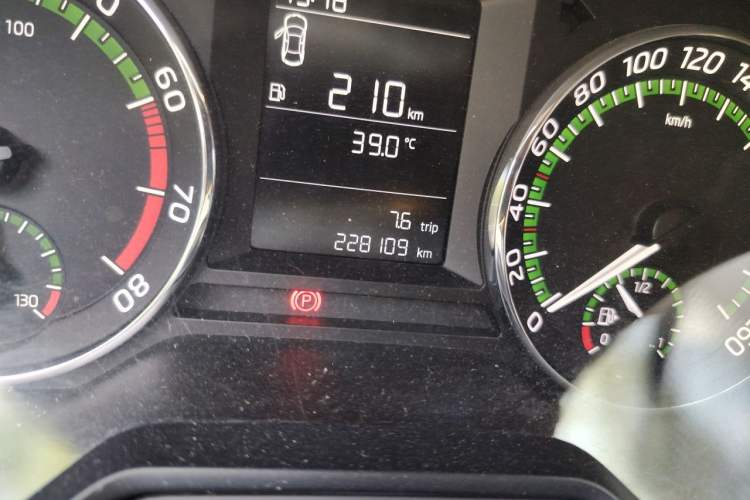Used Skoda Octavia 2018 1.6L Manual Standard Edition Odometer Close Up