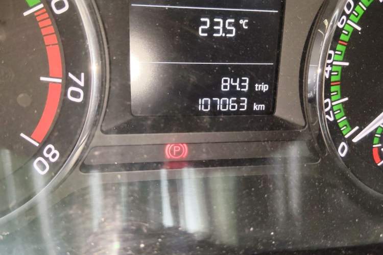Used Skoda Octavia 2018 1.6L Automatic Comfort Edition Odometer Close Up