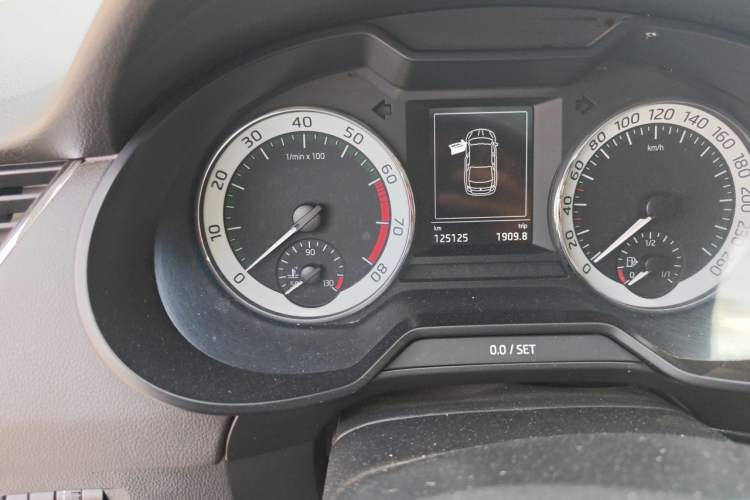 Used Skoda Octavia 2018 1.6L Automatic Luxury Edition Odometer Close Up