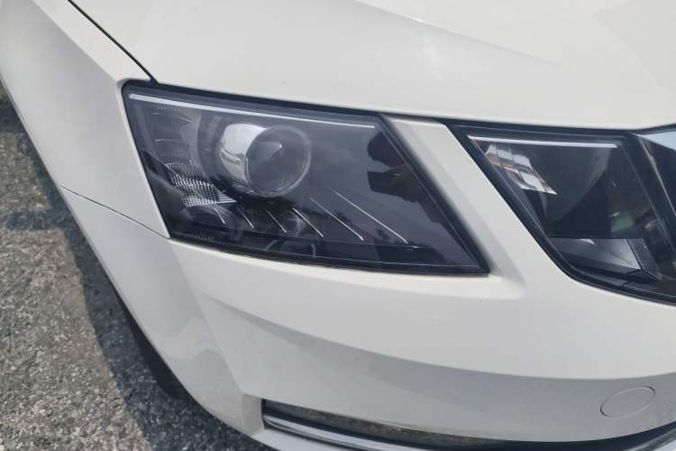 Used Skoda Octavia 2018 1.6L Automatic Luxury Edition Right Front Headlight