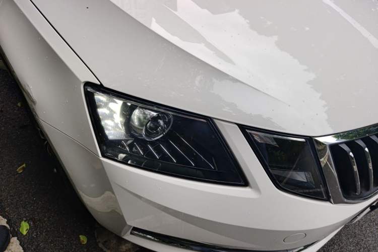 Used Skoda Octavia 2018 1.6L Automatic Luxury Edition Right Front Headlight