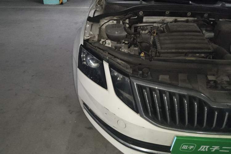 Used Skoda Octavia 2018 1.6L Automatic Luxury Edition Right Front Headlight