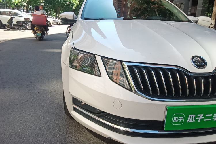 Used Skoda Octavia 2018 1.6L Automatic Luxury Edition Right Front Headlight