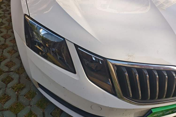 Used Skoda Octavia 2018 1.6L Automatic Comfort Edition Right Front Headlight