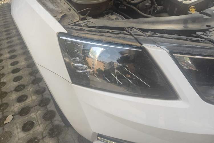 Used Skoda Octavia 2018 1.6L Automatic Luxury Edition Right Front Headlight