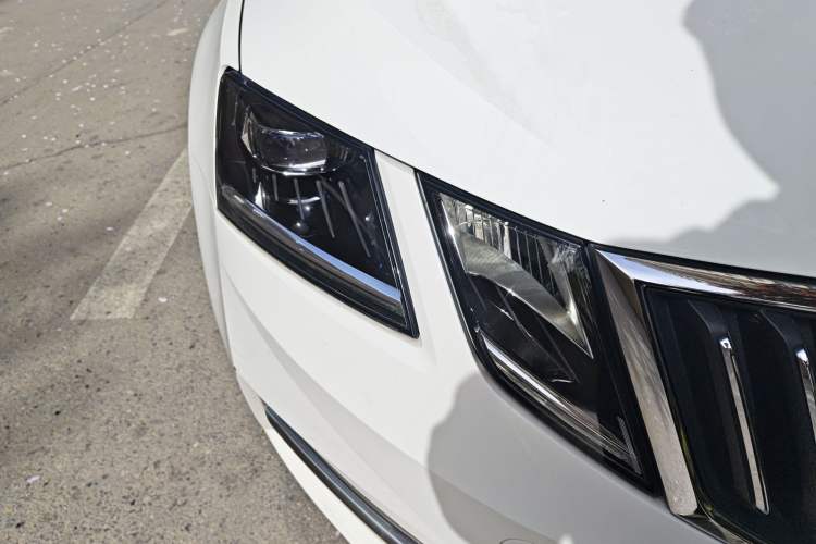 Used Skoda Octavia 2018 TSI280 DSG Luxury Edition Right Front Headlight
