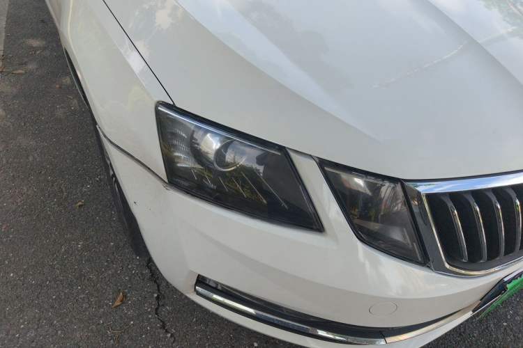 Used Skoda Octavia 2018 1.6L Automatic Luxury Edition Right Front Headlight
