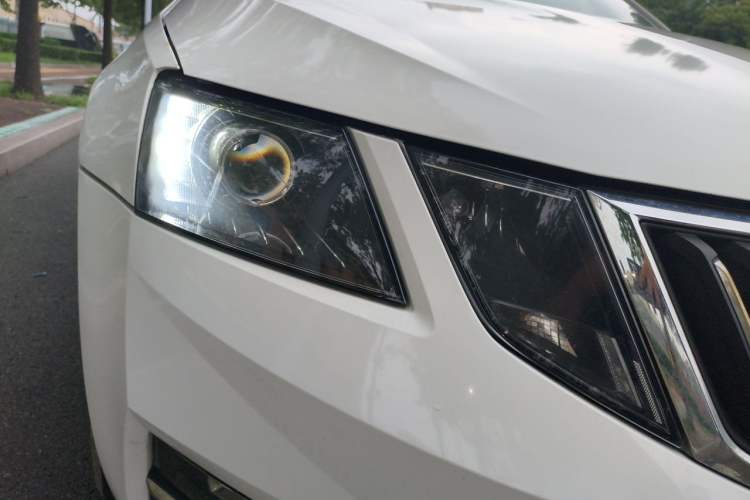 Used Skoda Octavia 2018 TSI230 DSG Luxury Edition Right Front Headlight