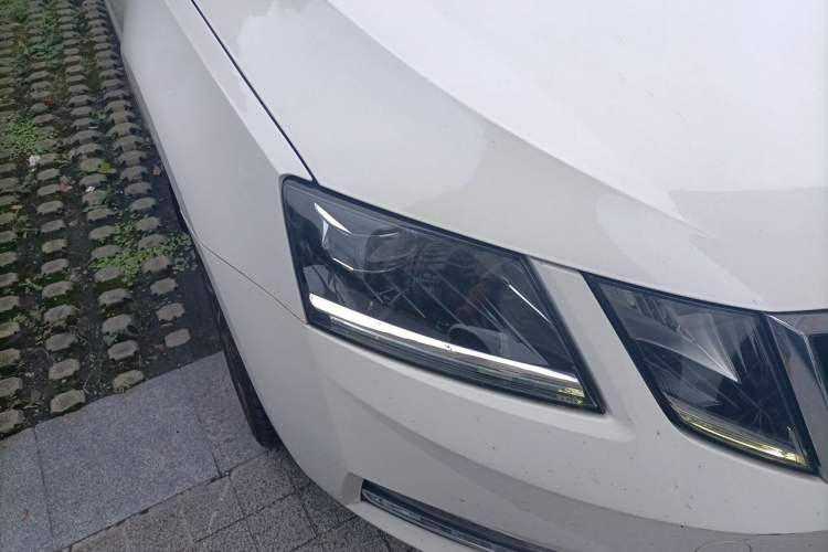 Used Skoda Octavia 2018 TSI280 DSG Luxury Edition Right Front Headlight