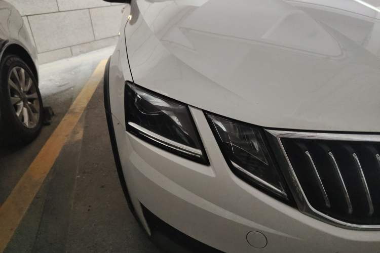 Used Skoda Octavia 2018 Station Wagon TSI280 DSG Flagship Edition Right Front Headlight