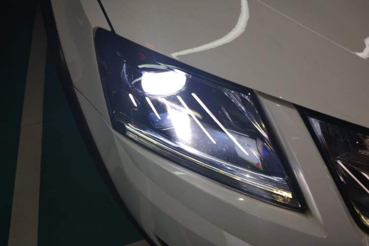 Used Skoda Octavia 2018 Station Wagon TSI280 DSG Luxury Edition Right Front Headlight
