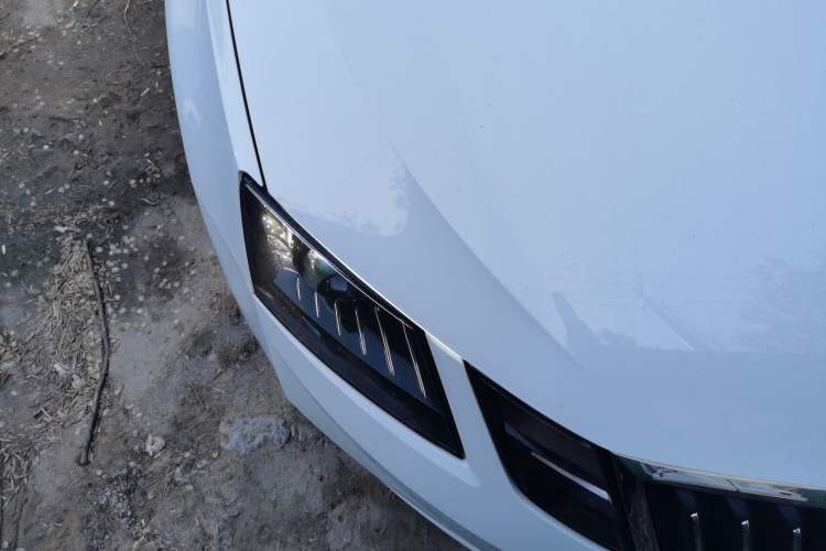 Used Skoda Octavia 2018 TSI230 DSG Luxury Enjoyment Edition Right Front Headlight
