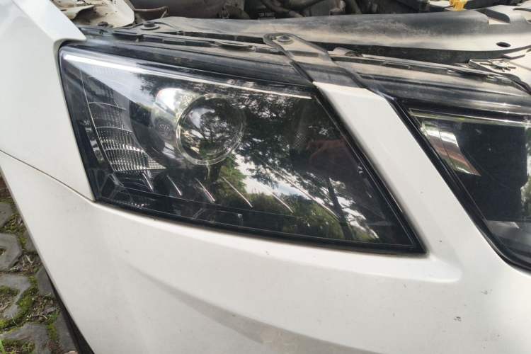 Used Skoda Octavia 2018 1.6L Automatic Luxury Edition Right Front Headlight