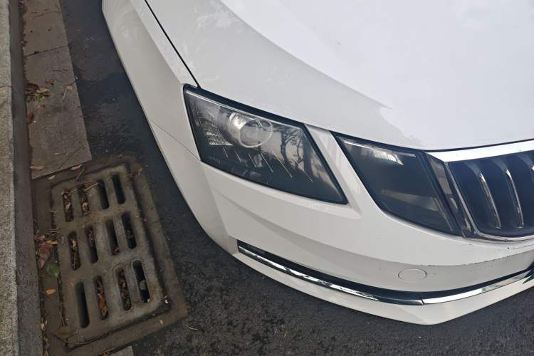 Used Skoda Octavia 2018 1.6L Automatic Luxury Edition Right Front Headlight