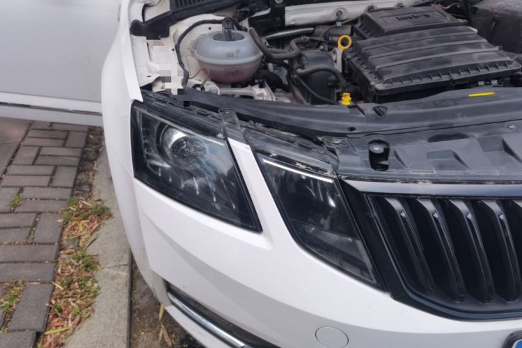 Used Skoda Octavia 2018 1.6L Automatic Luxury Edition Right Front Headlight