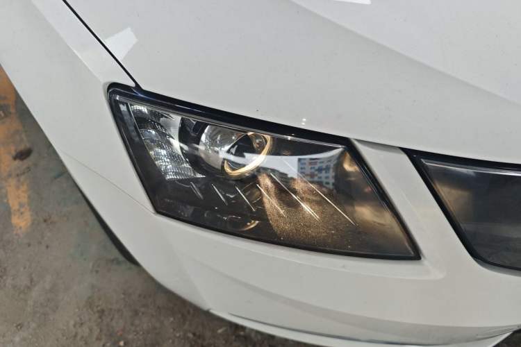 Used Skoda Octavia 2018 1.6L Automatic Luxury Edition Right Front Headlight