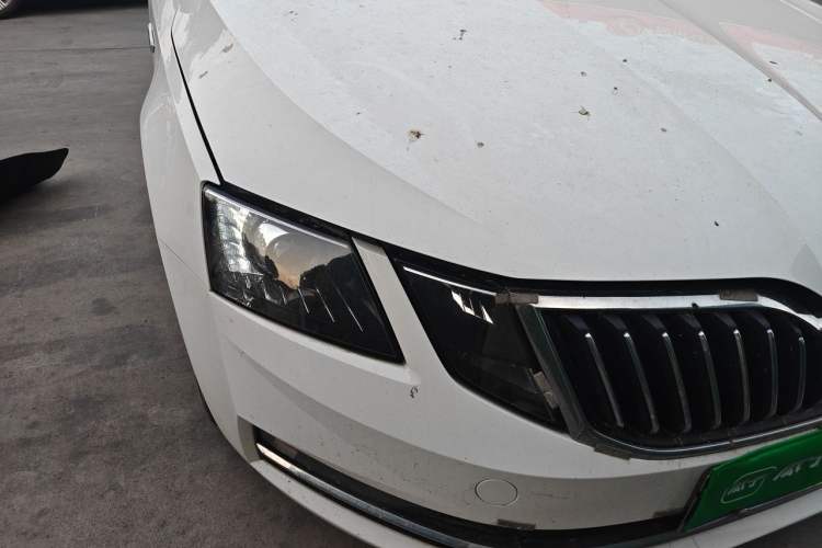 Used Skoda Octavia 2018 1.6L Automatic Luxury Edition Right Front Headlight