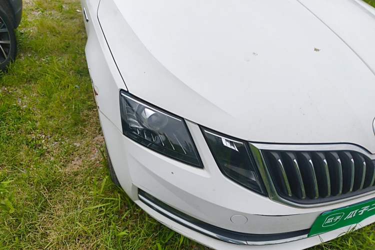 Used Skoda Octavia 2018 TSI230 DSG Luxury Edition Right Front Headlight