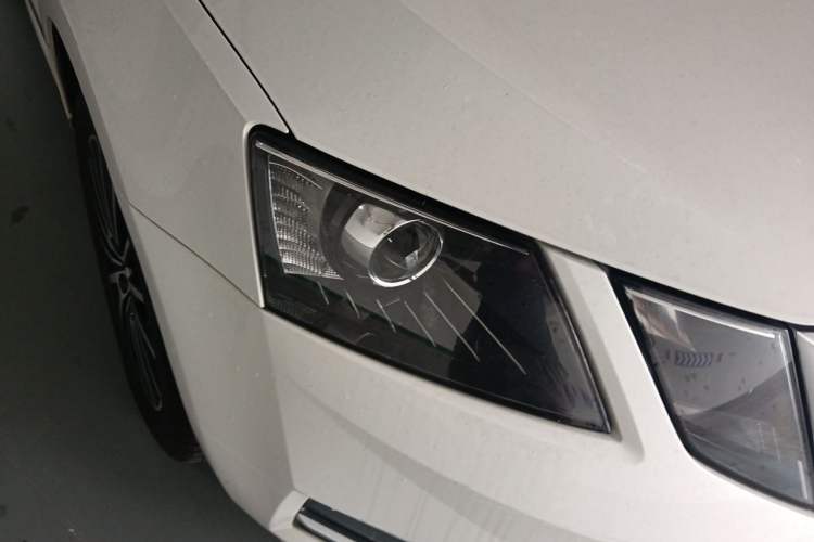 Used Skoda Octavia 2018 TSI230 DSG Luxury Edition Right Front Headlight