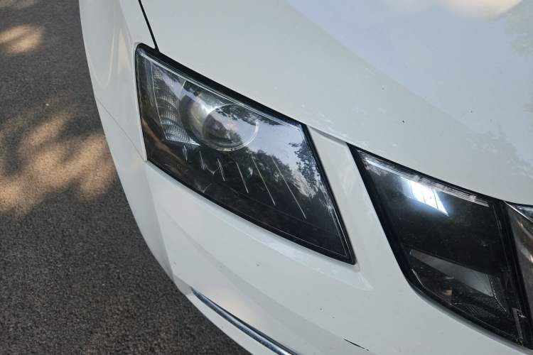 Used Skoda Octavia 2018 TSI230 DSG Luxury Edition Right Front Headlight
