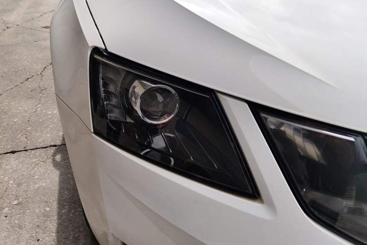 Used Skoda Octavia 2018 TSI230 DSG Comfort Edition Right Front Headlight