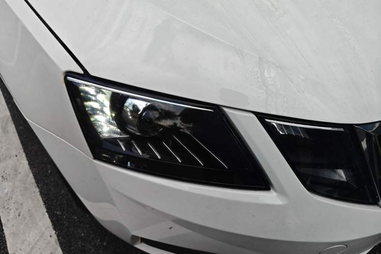 Used Skoda Octavia 2018 TSI230 DSG Comfort Edition Right Front Headlight