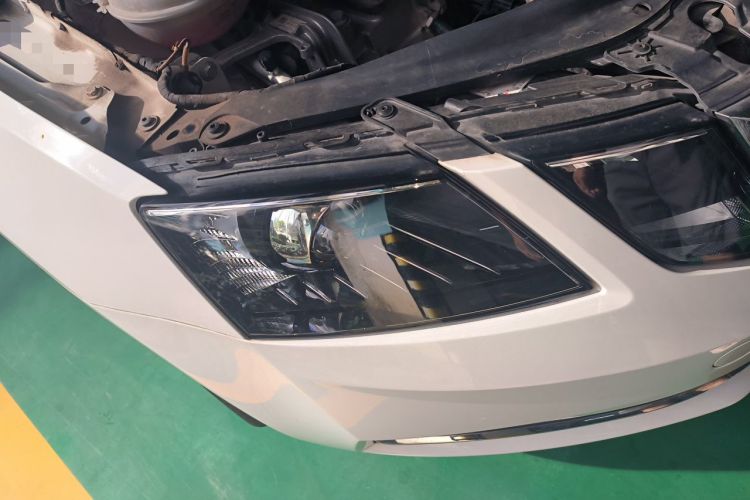 Used Skoda Octavia 2018 1.6L Automatic Luxury Edition Right Front Headlight