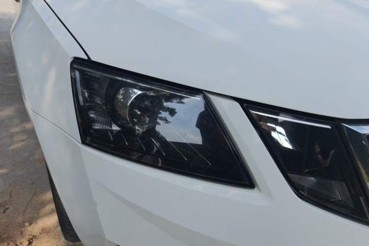 Used Skoda Octavia 2018 1.6L Automatic Luxury Edition Right Front Headlight