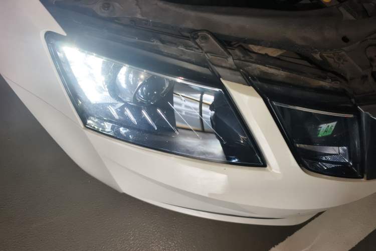 Used Skoda Octavia 2018 1.6L Automatic Comfort Edition Right Front Headlight
