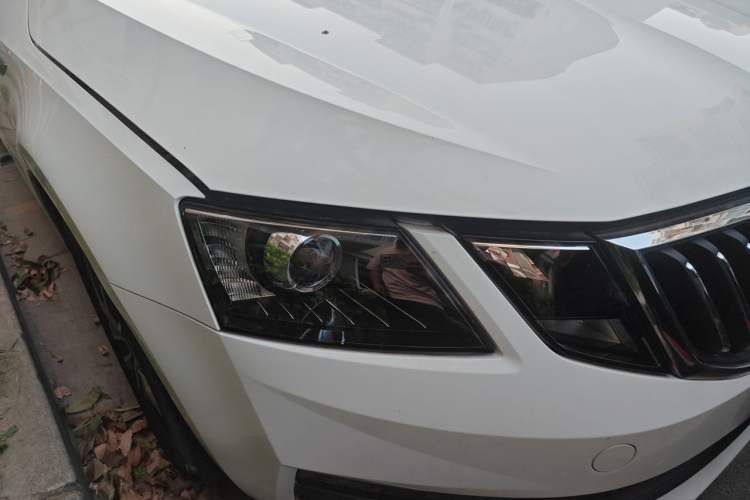 Used Skoda Octavia 2018 TSI230 DSG Comfort Edition Right Front Headlight