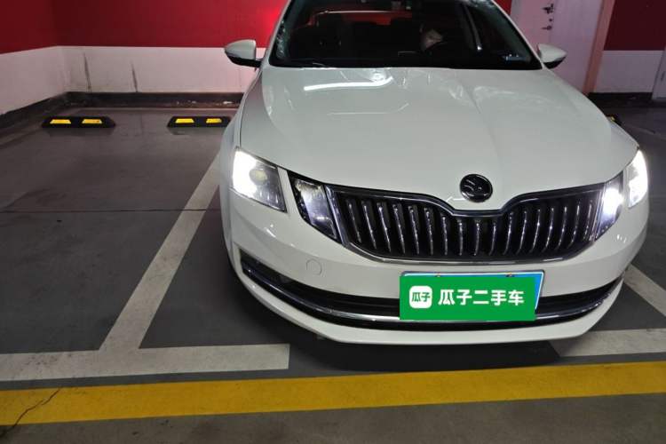 Used Skoda Octavia 2018 TSI230 DSG Luxury Edition Right Front Headlight