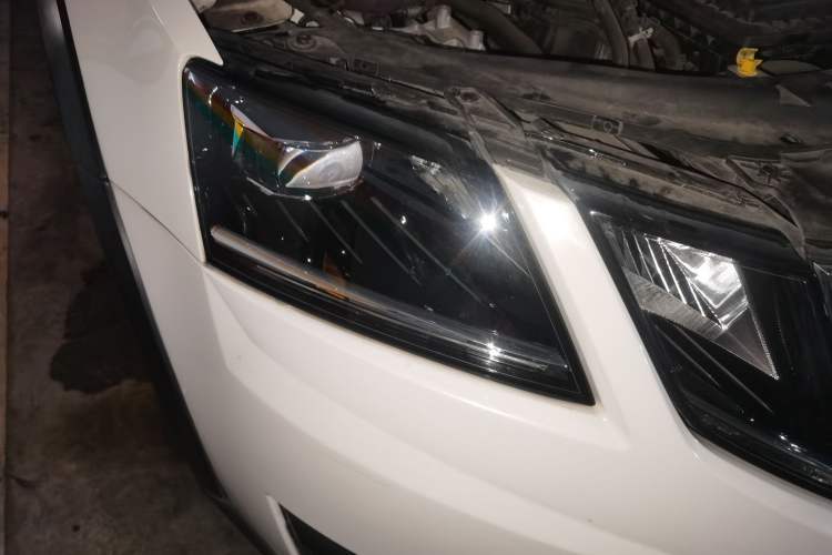 Used Skoda Octavia 2018 Station Wagon TSI280 DSG Luxury Edition Right Front Headlight