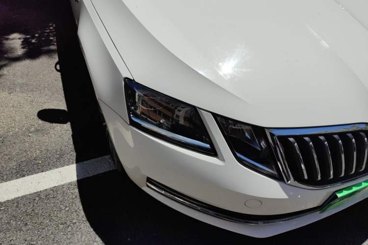 Used Skoda Octavia 2018 TSI280 DSG Luxury Edition Right Front Headlight