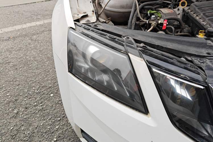Used Skoda Octavia 2018 1.6L Manual Standard Edition Right Front Headlight