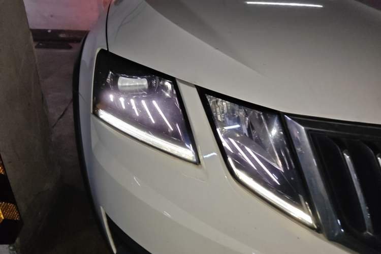 Used Skoda Octavia 2018 Station Wagon TSI280 DSG Luxury Edition Right Front Headlight