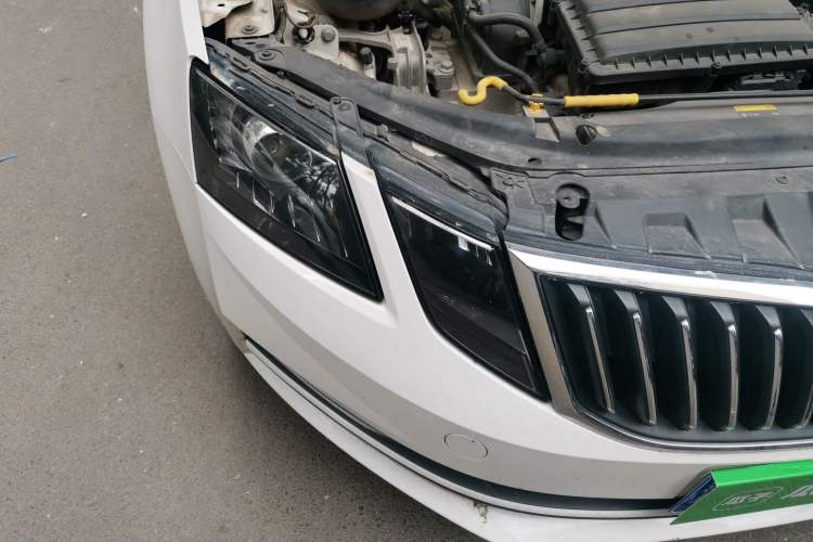 Used Skoda Octavia 2018 1.6L Automatic Comfort Edition Right Front Headlight