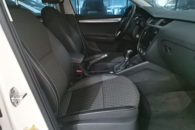 Used Skoda Octavia 2018 TSI230 DSG Luxury Edition Right Front Seat