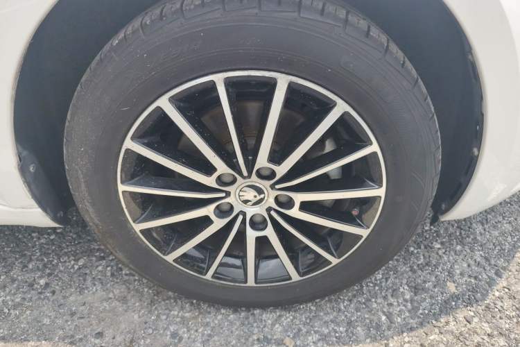 Used Skoda Octavia 2018 1.6L Automatic Luxury Edition Right Front Wheel Hub