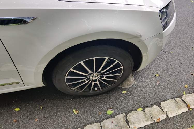 Used Skoda Octavia 2018 1.6L Automatic Luxury Edition Right Front Wheel Hub