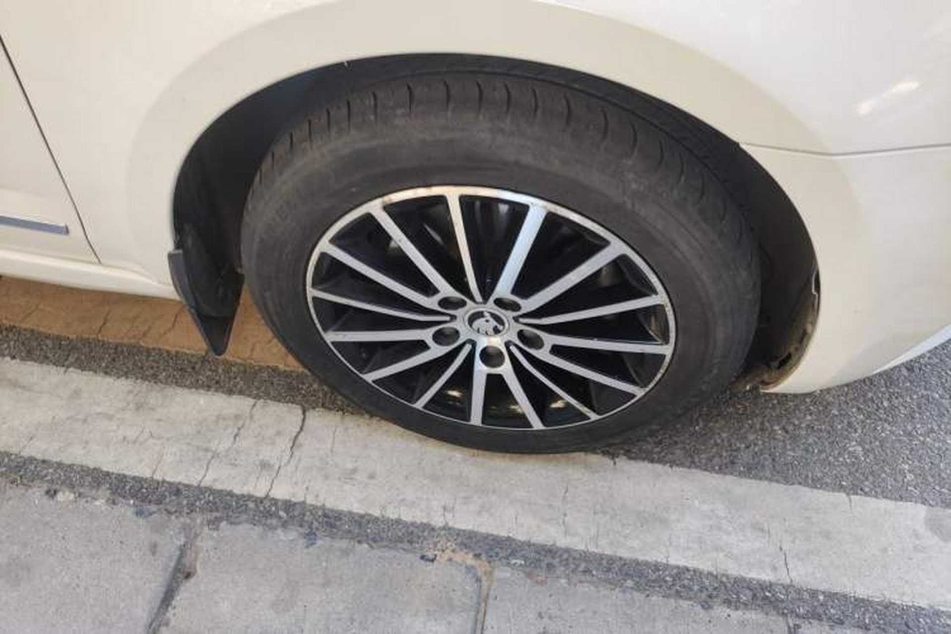 Used Skoda Octavia 2018 1.6L Automatic Luxury Edition Right Front Wheel Hub