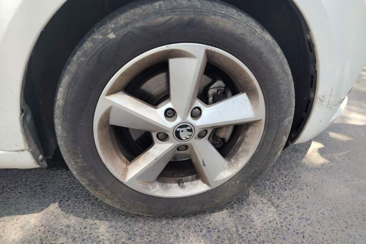 Used Skoda Octavia 2018 1.6L Manual Standard Edition Right Front Wheel Hub