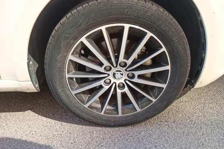 Used Skoda Octavia 2018 1.6L Automatic Luxury Edition Right Front Wheel Hub