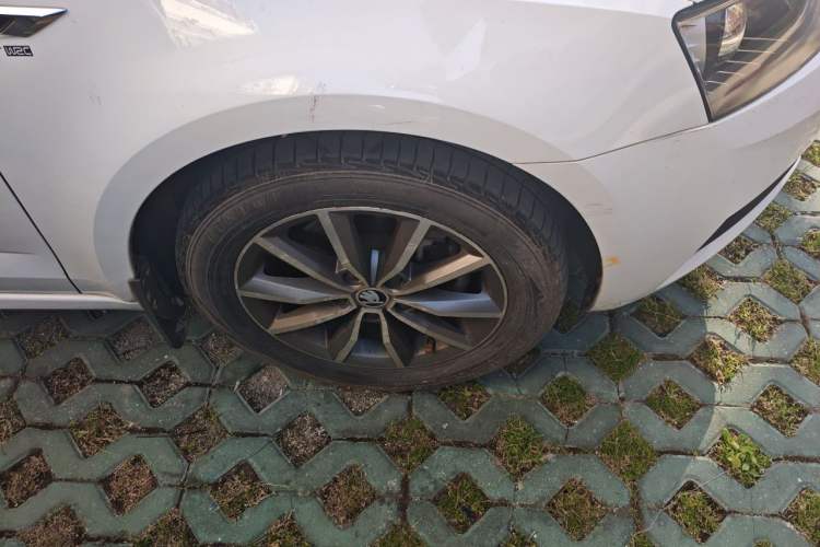 Used Skoda Octavia 2018 1.6L Automatic Comfort Edition Right Front Wheel Hub