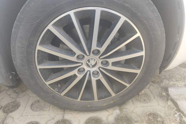 Used Skoda Octavia 2018 1.6L Automatic Luxury Edition Right Front Wheel Hub