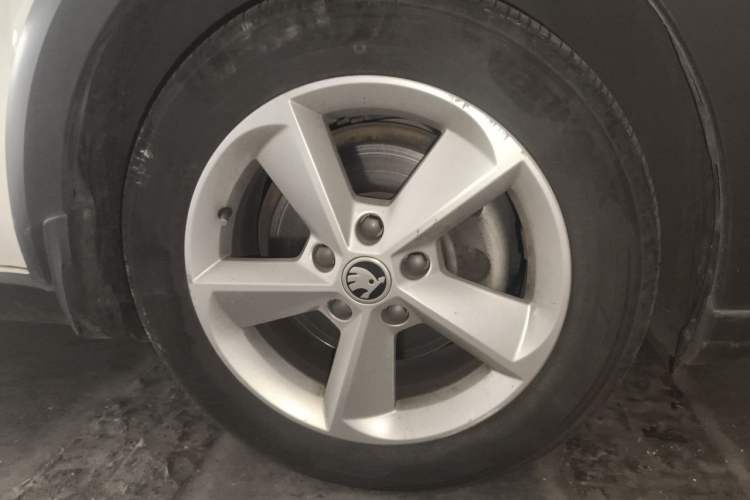 Used Skoda Octavia 2018 Station Wagon TSI230 DSG Comfort Edition Right Front Wheel Hub