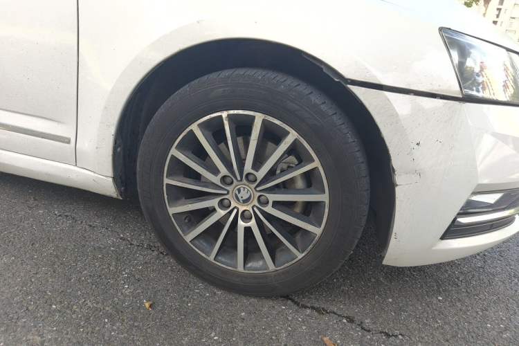 Used Skoda Octavia 2018 1.6L Automatic Luxury Edition Right Front Wheel Hub