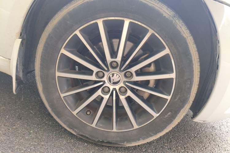 Used Skoda Octavia 2018 TSI230 DSG Luxury Edition Right Front Wheel Hub