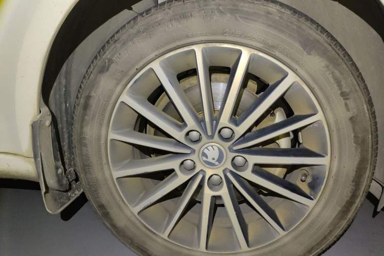Used Skoda Octavia 2018 TSI230 DSG Luxury Edition Right Front Wheel Hub